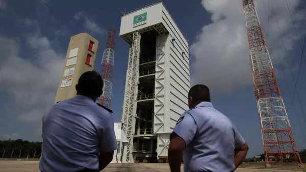 Na Base de Alcântara, no estado brasileiro do Maranhão, oficiais da Força Aérea Brasileira (FAB) observam a torre do Centro de Lançamento de satélites local, em 14 de setembro de 2018. - Sputnik Brasil