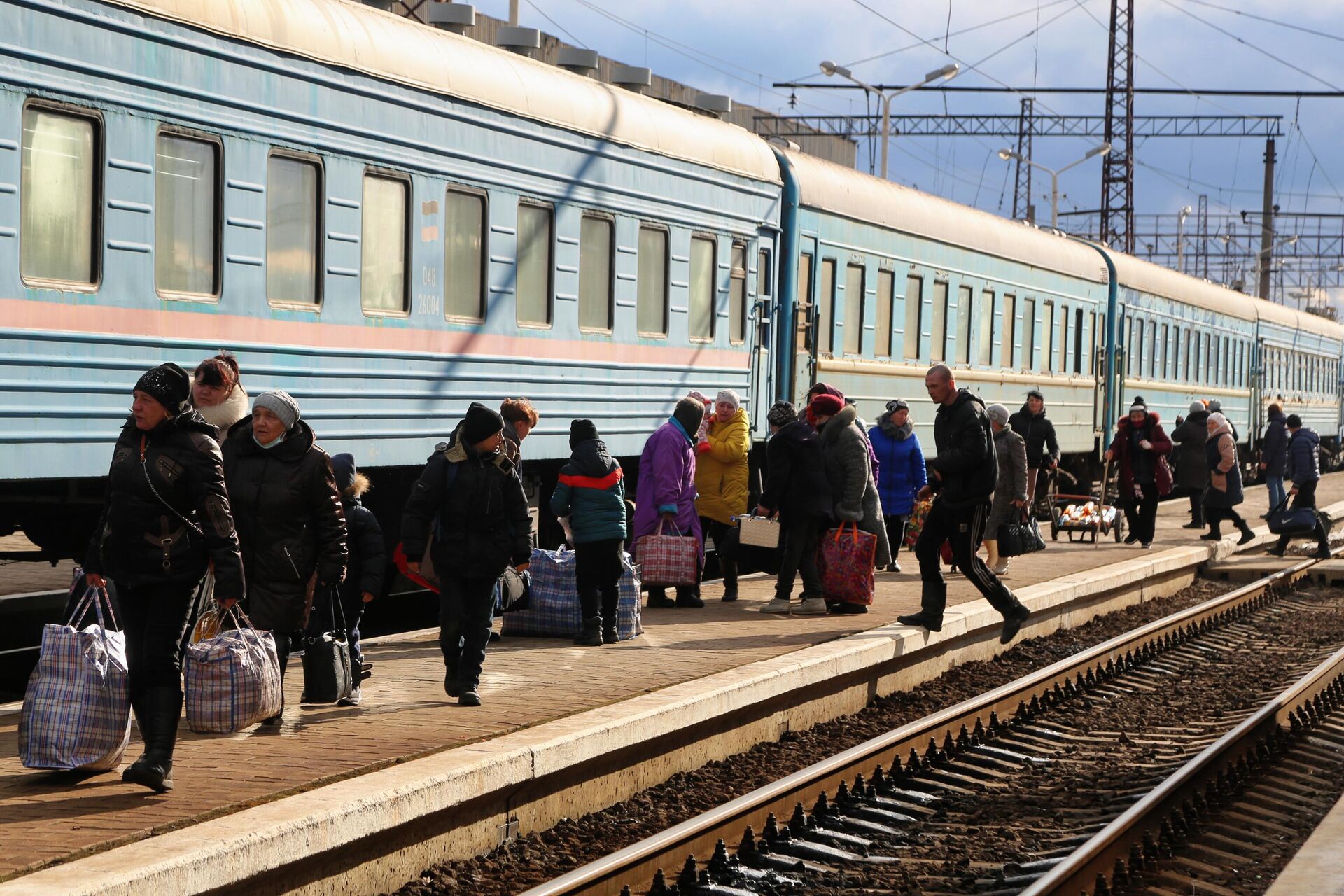 Em Rostov, na Rússia, moradores da República Popular de Donetsk (RPD) caminham na estação ferroviária de Debaltsevo durante a evacuação para o território russo, em 19 de fevereiro de 2022 - Sputnik Brasil, 1920, 30.03.2022