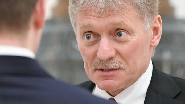 Em Moscou, o porta-voz do Kremlin, Dmitry Peskov, fala após coletiva de imprensa, em 18 de fevereiro de 2022 - Sputnik Brasil