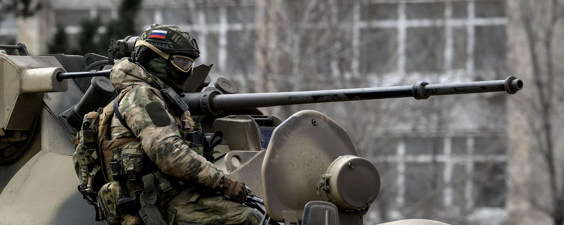 Militar das Forças Armadas da Rússia em veículo blindado na Crimeia, perto da fronteira com a Ucrânia, 2 de março de 2022 - Sputnik Brasil, 1920, 31.01.2024