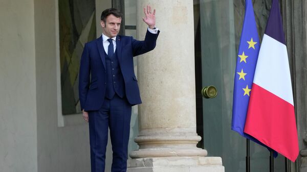 Presidente francês, Emmanuel Macron, na entrada do Palácio do Eliseu, Paris, 28 de fevereiro de 2022. - Sputnik Brasil
