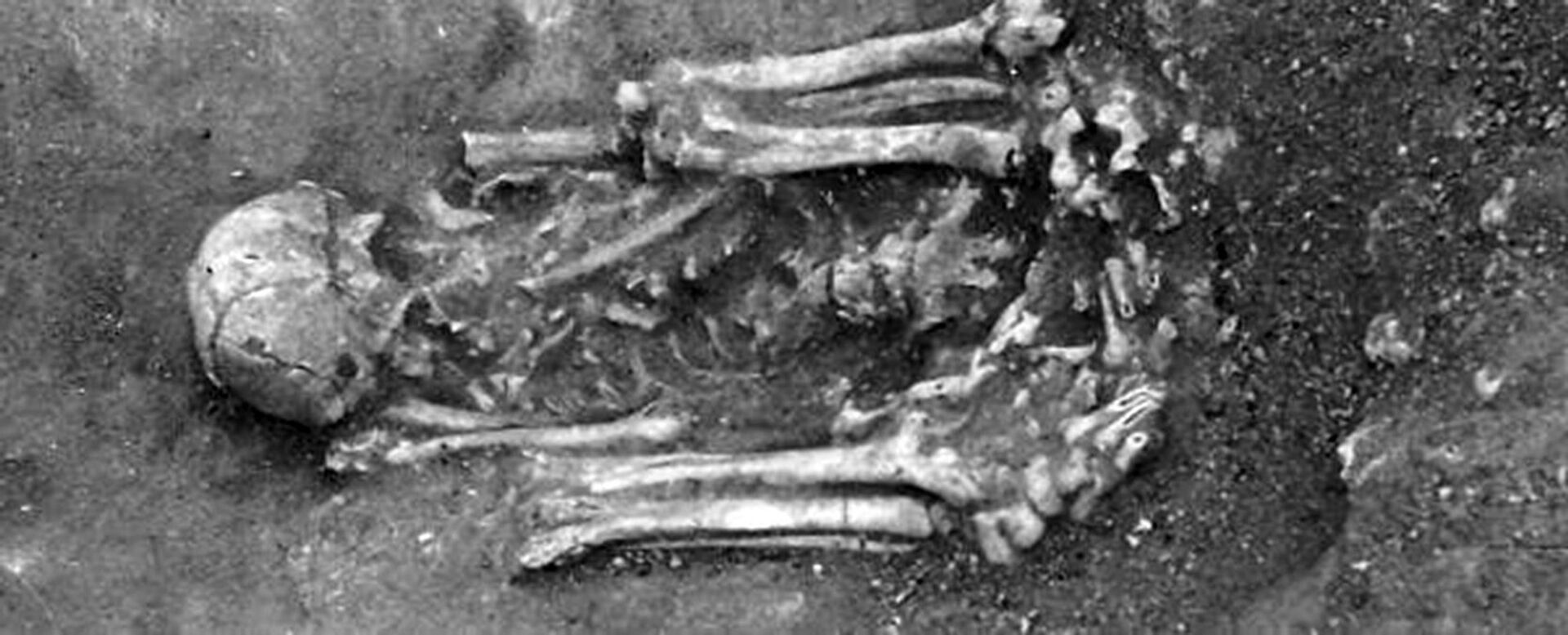 Arapouco 1962, esqueleto desconhecido 3 em posição hiperflexionada que indica mumificação. Restos humanos enterrados há 8.000 anos no Vale do Sado, em Portugal, durante período Mesolítico na Europa - Sputnik Brasil, 1920, 04.03.2022
