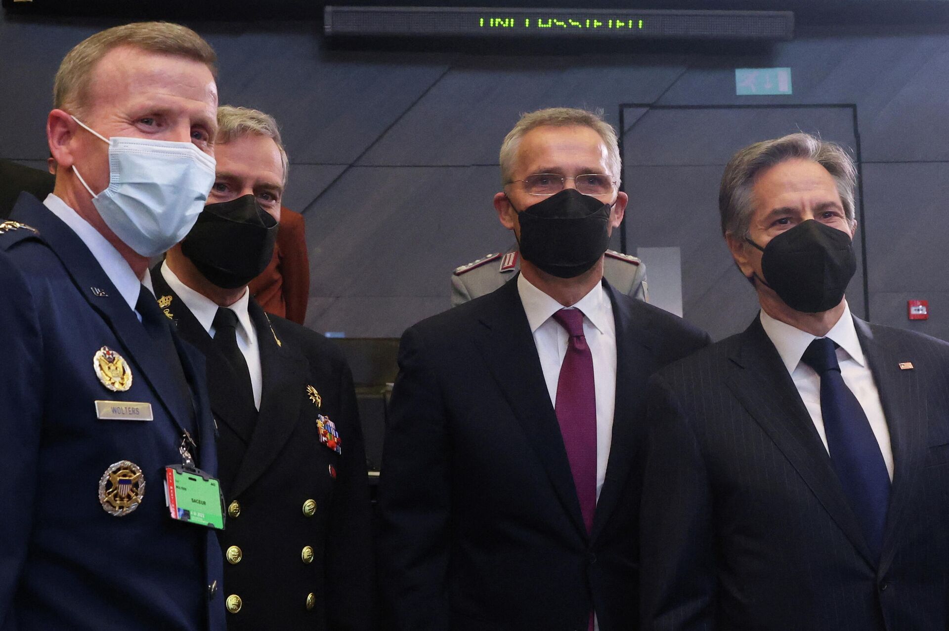 O Comandante Supremo Aliado da Europa (SACEUR), general Tod D. Wolters, o secretário-geral da OTAN, Jens Stoltenberg, e o Secretário de Estado dos EUA, Antony Blinken, participam de uma reunião de ministros das Relações Exteriores da OTAN na sede da Aliança em Bruxelas, Bélgica 4 de março de 2022 - Sputnik Brasil, 1920, 04.03.2022