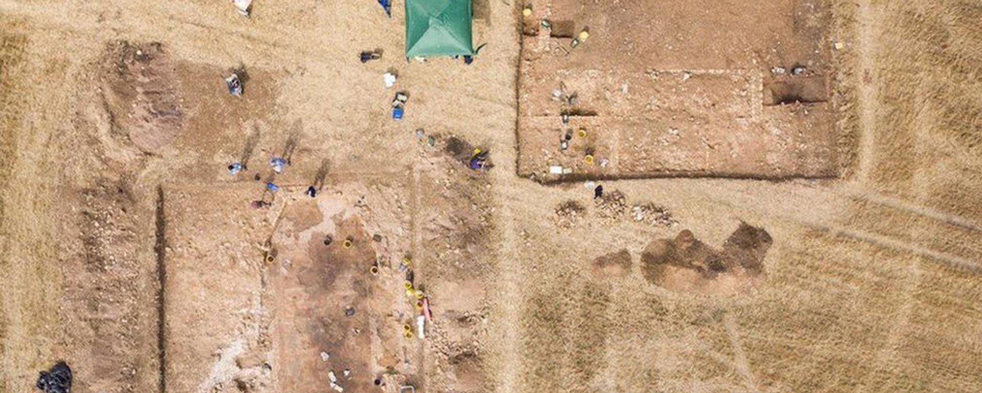 Arqueólogos e pesquisadores trabalhando no sítio arqueológico de Rutland, no Reino Unido - Sputnik Brasil, 1920, 06.12.2025