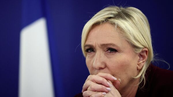 Marine Le Pen, líder do partido francês Reagrupamento Nacional e candidata a presidente da França, participa de coletiva de imprensa em Paris, França, 17 de fevereiro de 2022 - Sputnik Brasil