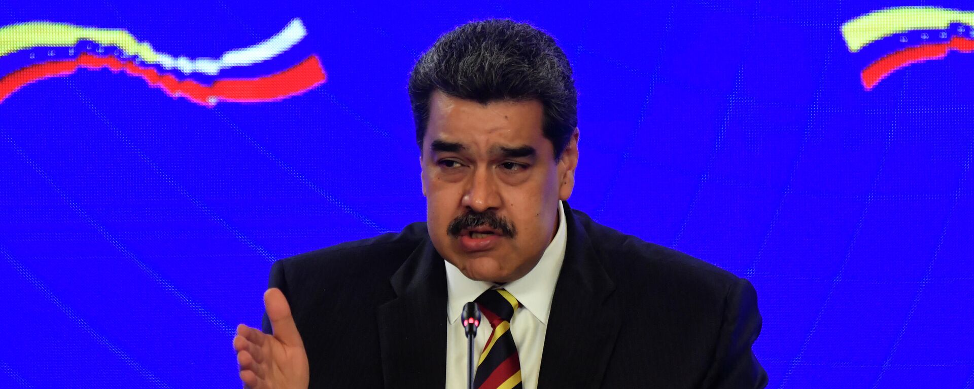 O presidente venezuelano, Nicolás Maduro, fala durante entrevista coletiva com o vice-premiê russo russo Yuri Borisov, no Palácio de Miraflores, em Caracas, em 16 de fevereiro de 2022 - Sputnik Brasil, 1920, 06.03.2022