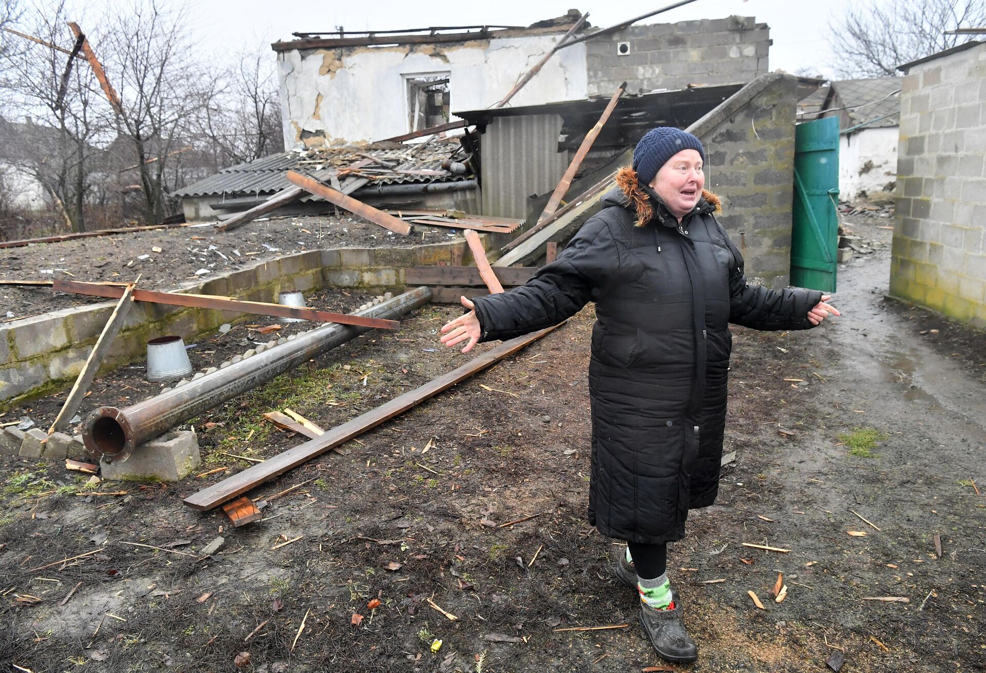 Moradora de Nikolaevka, República Popular de Donetsk, após destruição de sua casa - Sputnik Brasil, 1920, 16.03.2022