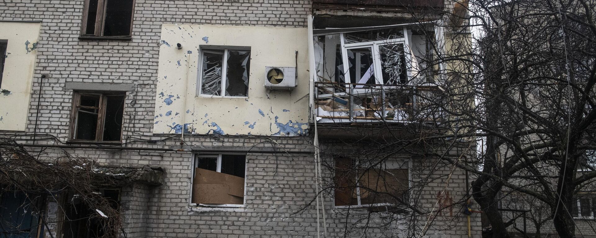 Casa residencial destruída em Schastie, República Popular de Lugansk Casa residencial destruída em Schastie, República Popular de Lugansk - Sputnik Brasil, 1920, 07.07.2025