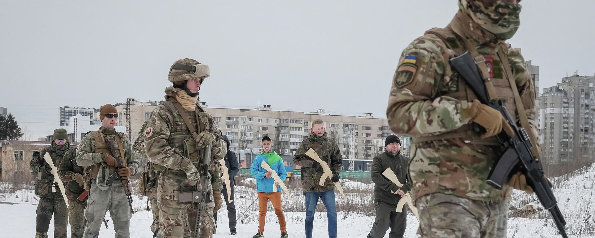 Veteranos do batalhão Azov, da Guarda Nacional Ucraniana, realizam exercícios militares para civis em Kiev, em 6 de fevereiro de 2022, antes da operação militar russa na Ucrânia - Sputnik Brasil, 1920, 06.03.2022