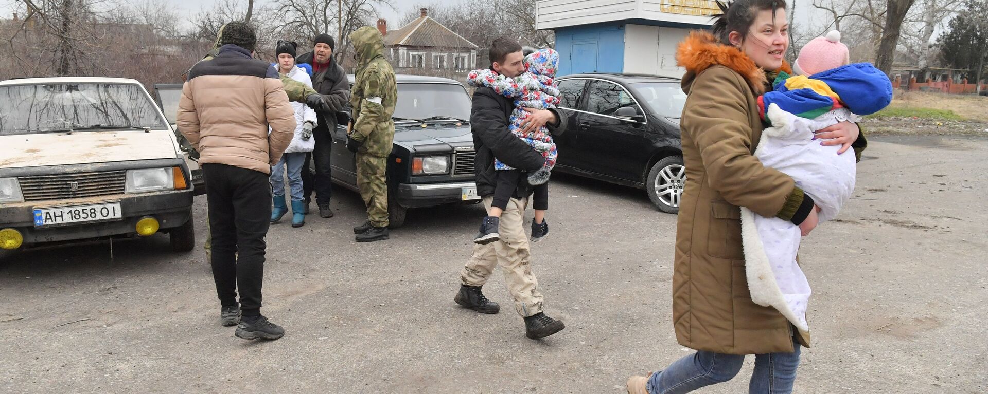 Refugiados de Mariupol que conseguiram deixar a cidade apesar dos tiros. Não é possível evacuar os moradores da cidade pelos corredores humanitários por Kiev não garantir o cessar-fogo - Sputnik Brasil, 1920, 07.03.2022