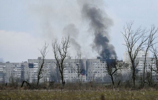 Luta pelo controle de Mariupol. Não é possível evacuar os moradores da cidade pelos corredores humanitários por Kiev não garantir o cessar-fogo. Alguns dos moradores conseguiram deixar voluntariamente Mariupol e chegar a ponto de encontro de refugiados na região de Novoazovsk. - Sputnik Brasil