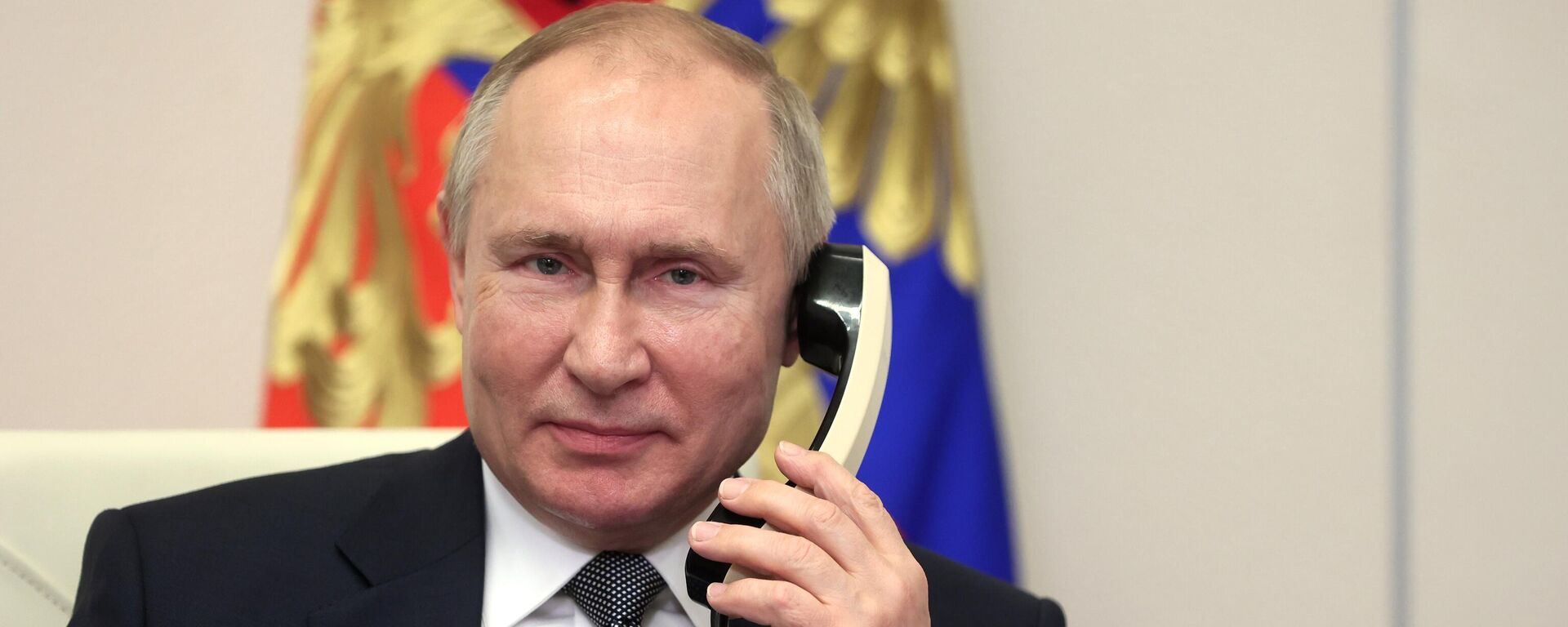 O presidente da Rússia, Vladimir Putin durante conversa telefônica - Sputnik Brasil, 1920, 07.03.2022