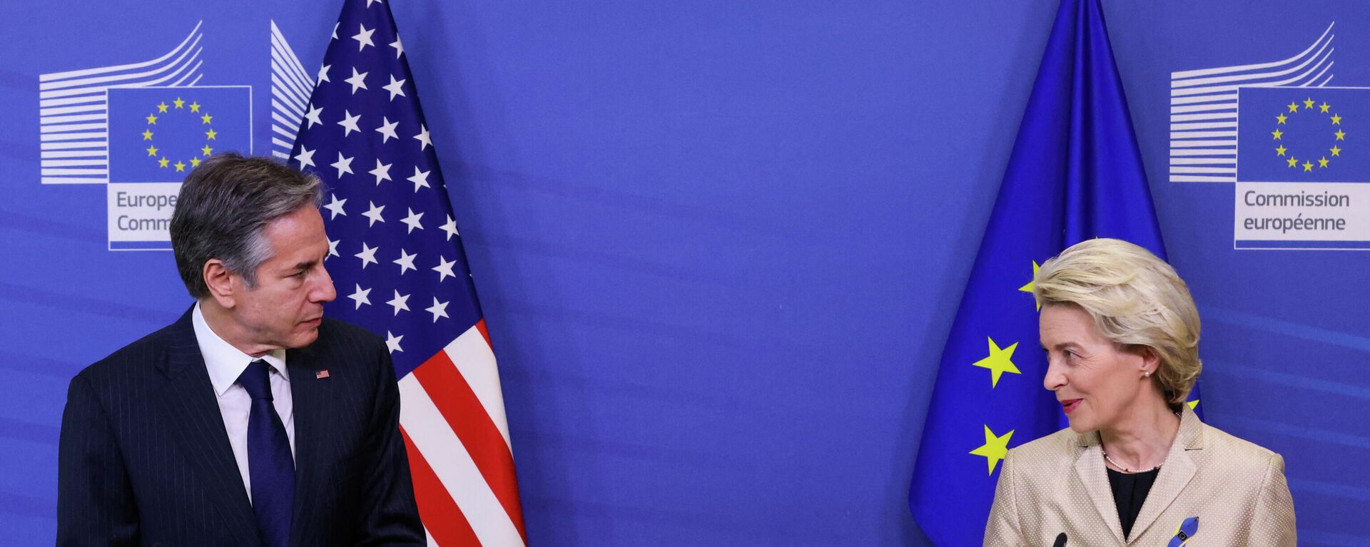 Em Bruxelas, o secretário de Estado dos EUA, Antony Blinken (à esquerda), conversa com a presidente da Comissão Europeia, Ursula von der Leyen, em 4 de março de 2022. - Sputnik Brasil, 1920, 08.03.2022