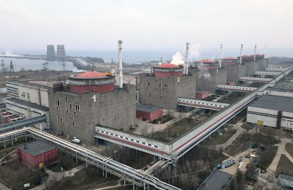 Vista aérea da usina nuclear de Zaporozhie, na costa do reservatório de Kakhovka, no rio Dniepre, Ucrânia. - Sputnik Brasil