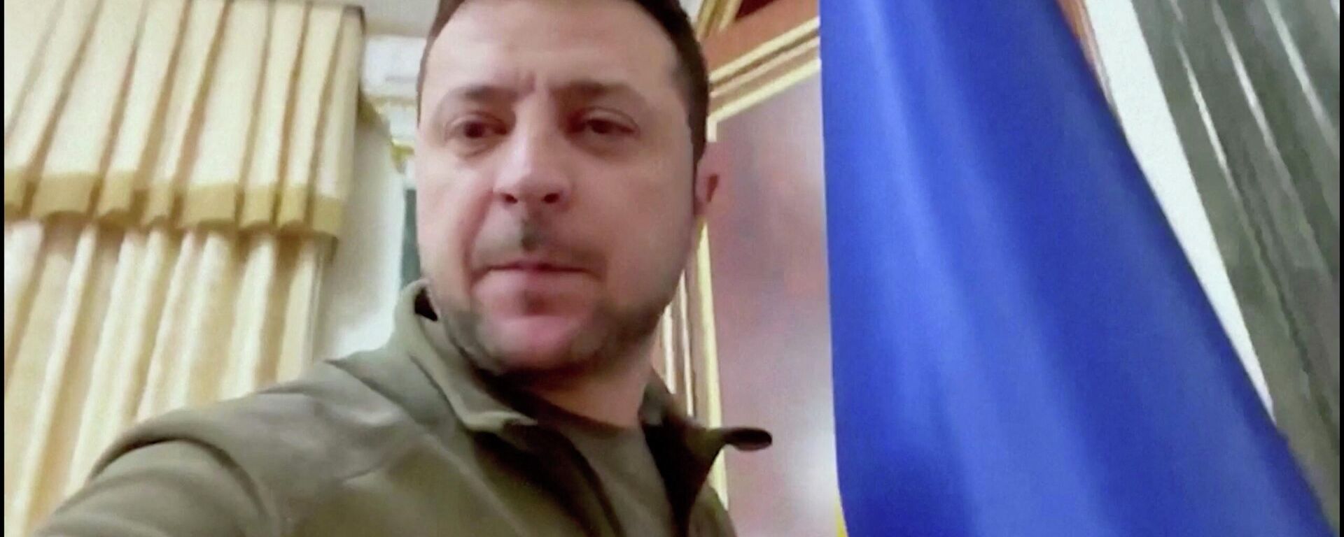 O presidente ucraniano Vladimir Zelensky enquanto grava um vídeo em seu escritório em Kiev, Ucrânia, 7 de março de 2022 - Sputnik Brasil, 1920, 09.03.2022