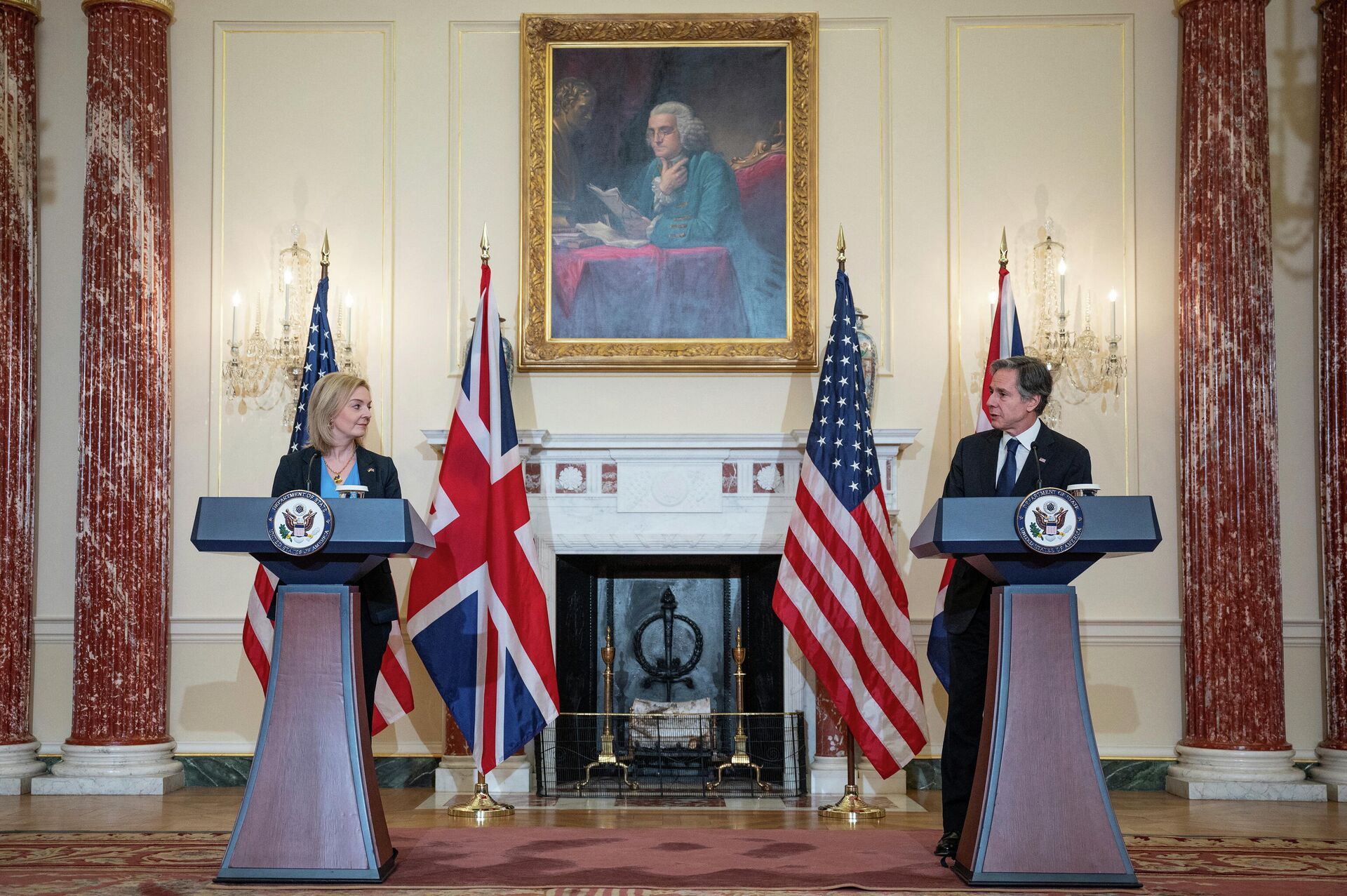 O secretário de Estado dos EUA, Antony Blinken, realiza uma entrevista coletiva conjunta com a secretária de Relações Exteriores britânica, Elizabeth Truss, na Sala Benjamin Franklin do Departamento de Estado em Washington, D.C., EUA, 9 de março de 2022 - Sputnik Brasil, 1920, 09.03.2022