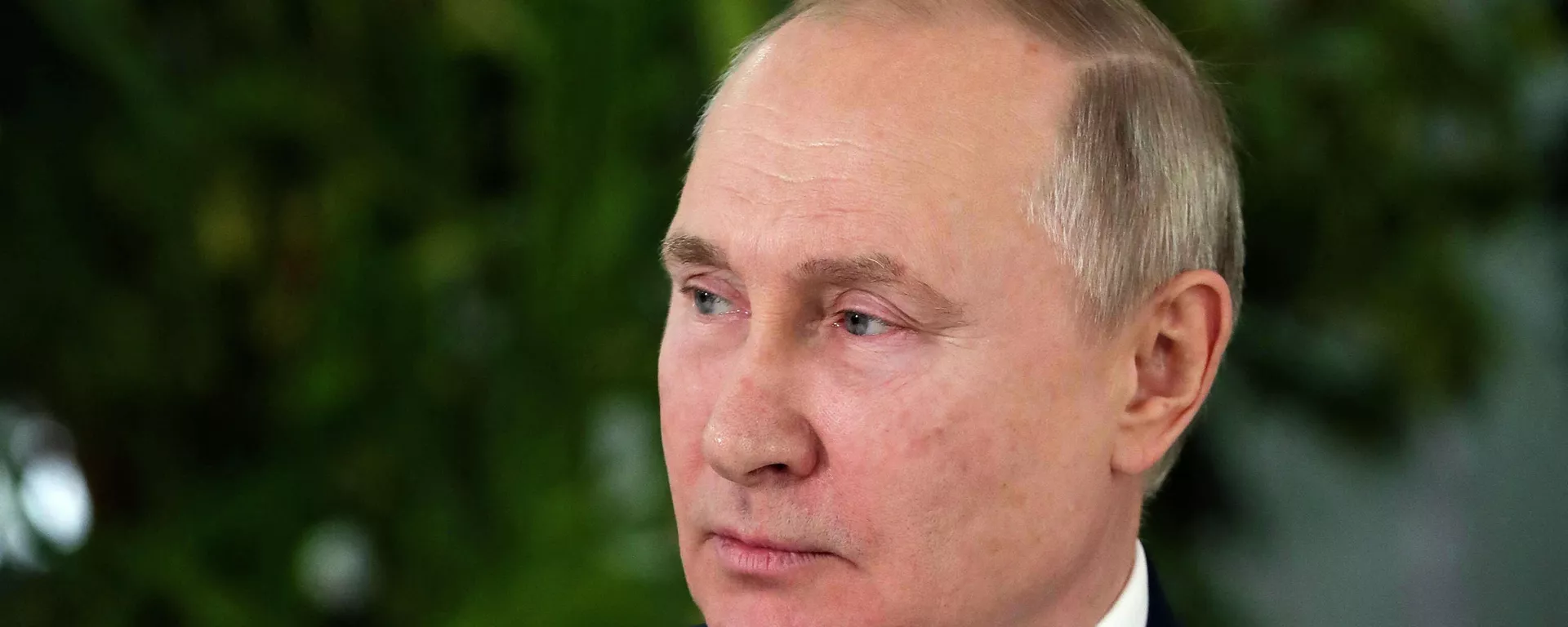 O presidente russo, Vladimir Putin, fala com representantes da tripulação de voo das companhias aéreas russas enquanto visita a Aeroflot Aviation School nos arredores de Moscou, Rússia, 5 de março de 2022 - Sputnik Brasil, 1920, 27.04.2022
