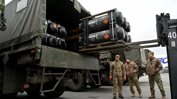 Militares ucranianos carregam um caminhão com o FGM-148 Javelin, míssil antitanque portátil norte-americano fornecido pelos EUA à Ucrânia como parte de apoio militar, após entrega no aeroporto Boryspil, em Kiev, em 11 de fevereiro de 2022. - Sputnik Brasil