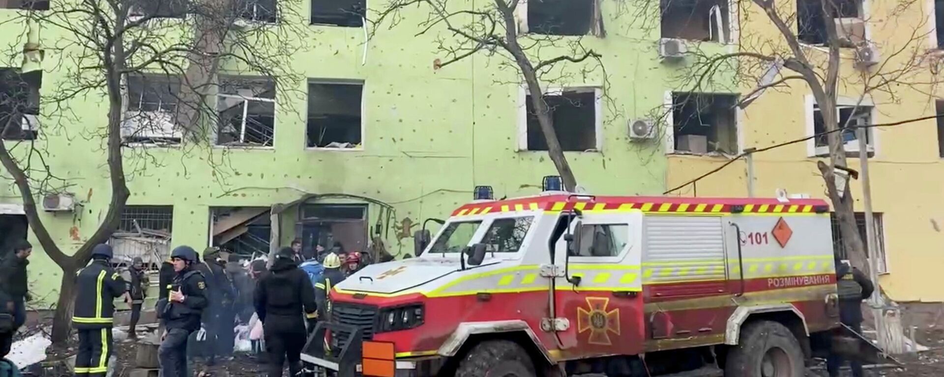 Serviços de emergência são vistos no local do hospital de maternidade de Mariupol destruído em Mariupol, Ucrânia, 9 de março de 2022 - Sputnik Brasil, 1920, 10.03.2022