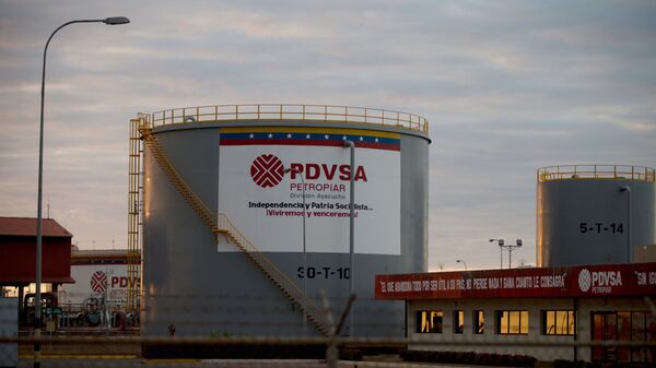 Tanques de armazenamento do complexo petrolífero estatal da PDVSA (Petróleos de Venezuela, S.A.) perto de El Tigre, cidade localizada no cinturão petrolífero da Venezuela, formalmente conhecido como Cinturão do Orinoco, 18 de fevereiro de 2015. - Sputnik Brasil