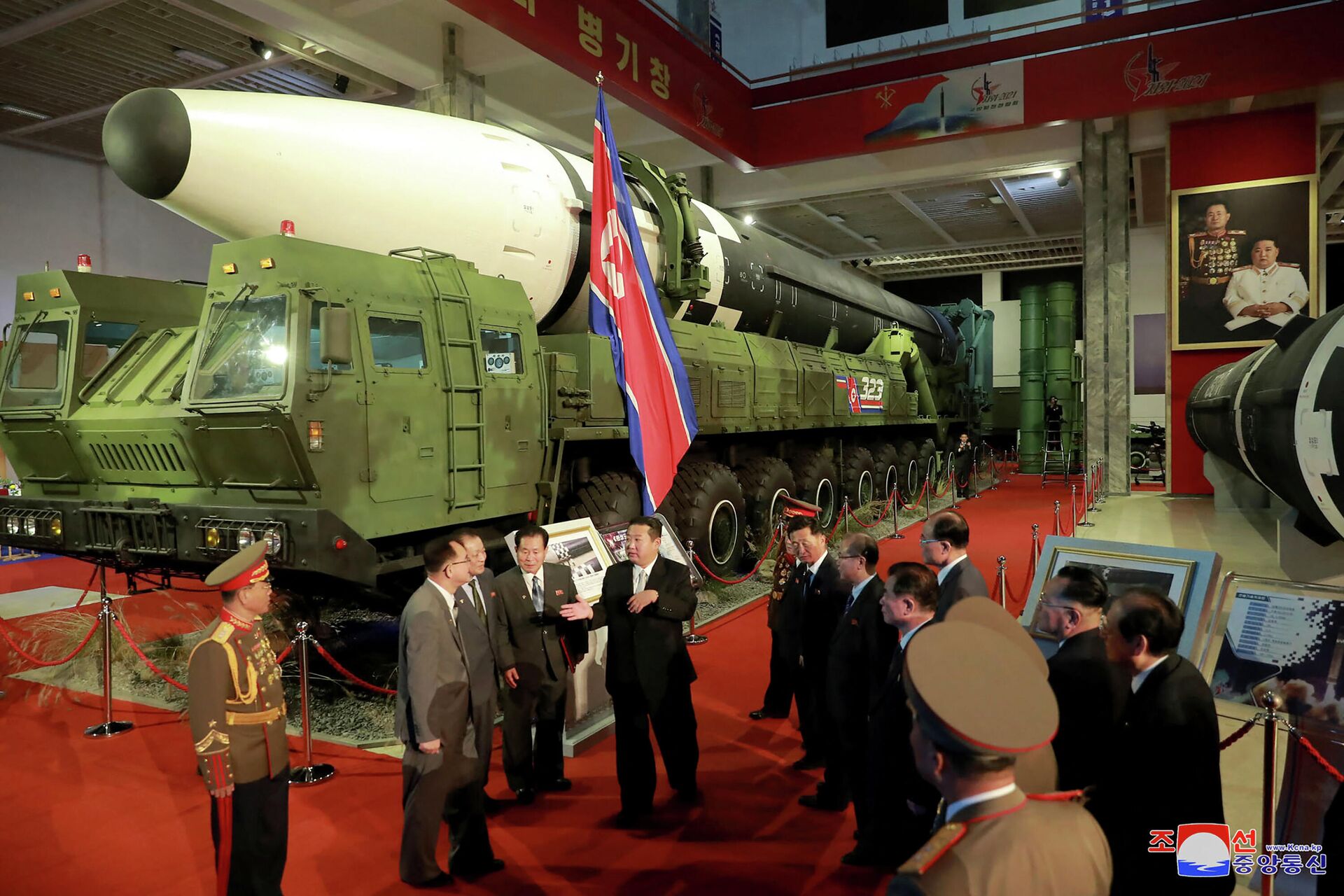 Kim Jong-un falando na frente de um míssil balístico intercontinental (ICBM) exibido durante o desenvolvimento da defesa exposição Autodefesa-2021, 11 de outubro de 2021 - Sputnik Brasil, 1920, 10.03.2022