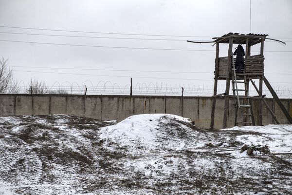 Torre de vigilância junto de cerca com arame farpado em área de antiga fábrica de salsichas em que existia prisão ilegal do batalhão nacionalista Aidar para pró-independentistas locais e simpatizantes suspeitos em Polovinkino, região de Starobelsk, República Popular de Lugansk - Sputnik Brasil