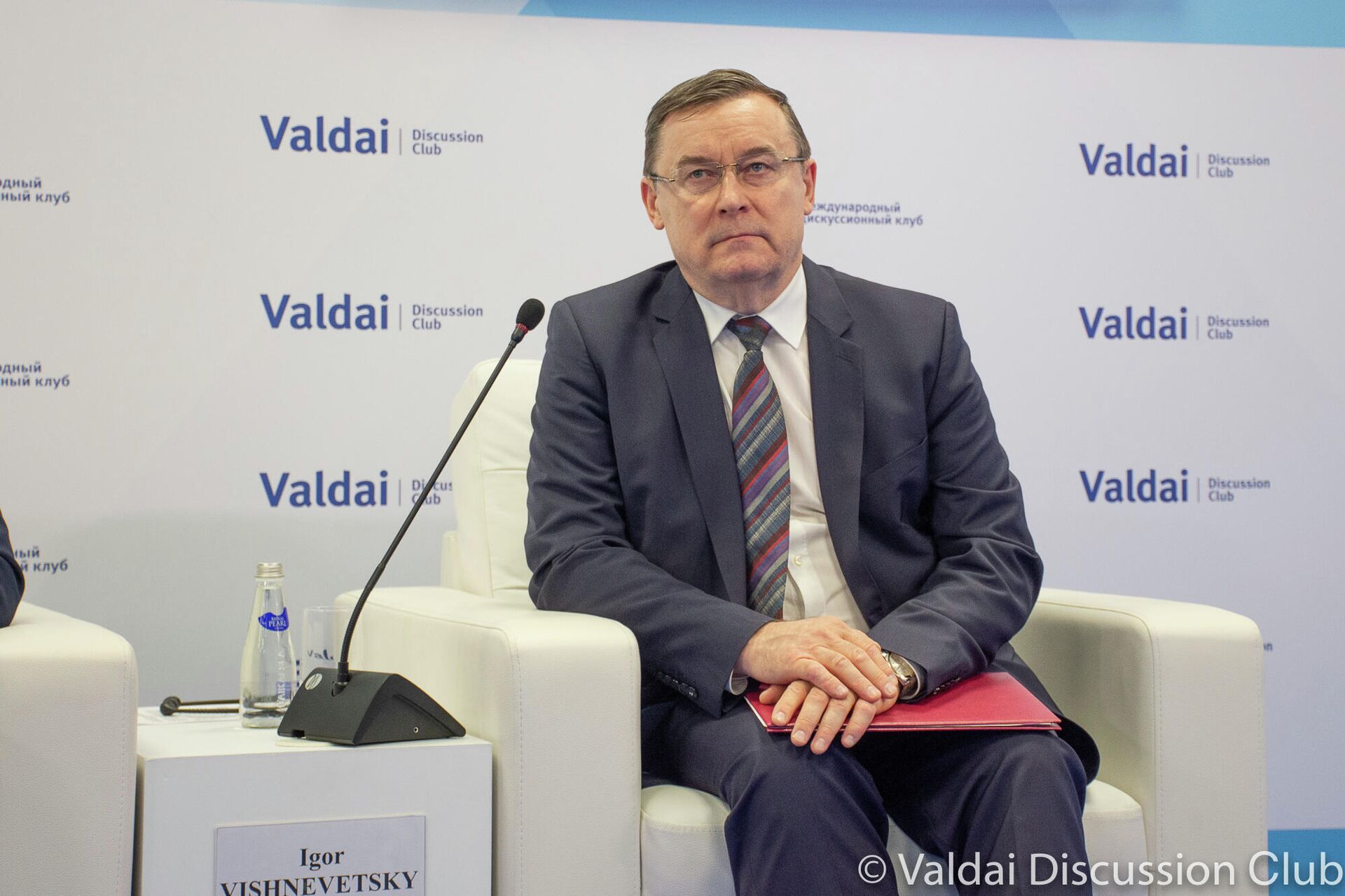 Igor Vishnevetsky, vice-diretor do Departamento de Não-Proliferação e Controle de Armas do Ministério das Relações Exteriores da Rússia, durante reunião do clube Valdai em Moscou, Rússia, 10 de março de 2022 - Sputnik Brasil, 1920, 11.03.2022