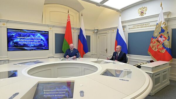 O presidente russo, Vladimir Putin, e o presidente belarusso, Aleksandr Lukashenko, observam lançamentos de treinamento de mísseis balísticos como parte do exercício da força de dissuasão estratégica, em Moscou, Rússia 19 de fevereiro de 2022 - Sputnik Brasil