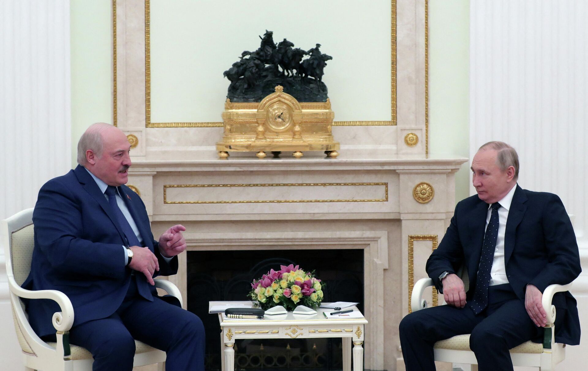 O presidente russo, Vladimir Putin, ouve o presidente belarusso, Aleksandr Lukashenko, durante uma reunião no Kremlin em Moscou, Rússia, em 11 de março de 2022 - Sputnik Brasil, 1920, 11.03.2022