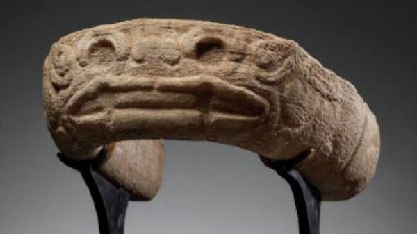 Peça arqueológica de origem mexicana é um jugo de rocha que representa um ser divino. Ela foi feita na costa do Golfo durante o período Clássico Mesoamericano (400 -900 dC)  - Sputnik Brasil