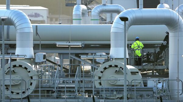 Trabalhador em meio aos gasodutos do Nord Stream 2, em Lubmin, na Alemanha, em 15 de fevereiro de 2022 - Sputnik Brasil