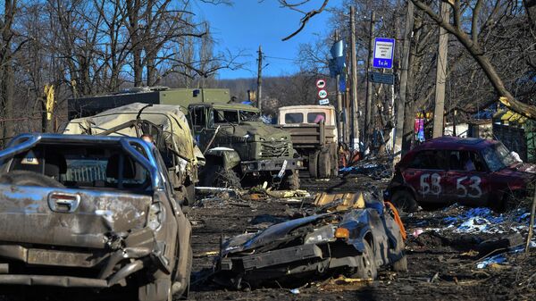 Em Volnovakha, carros destruídos e escombros são fotografados na região da República Popular de Donetsk (RPL), em 12 de março de 2022 - Sputnik Brasil