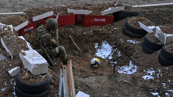 Militar em serviço junto de quartel de uma unidade de artilharia abandonada pelas Forças Armadas da Ucrânia em Berdyansk - Sputnik Brasil