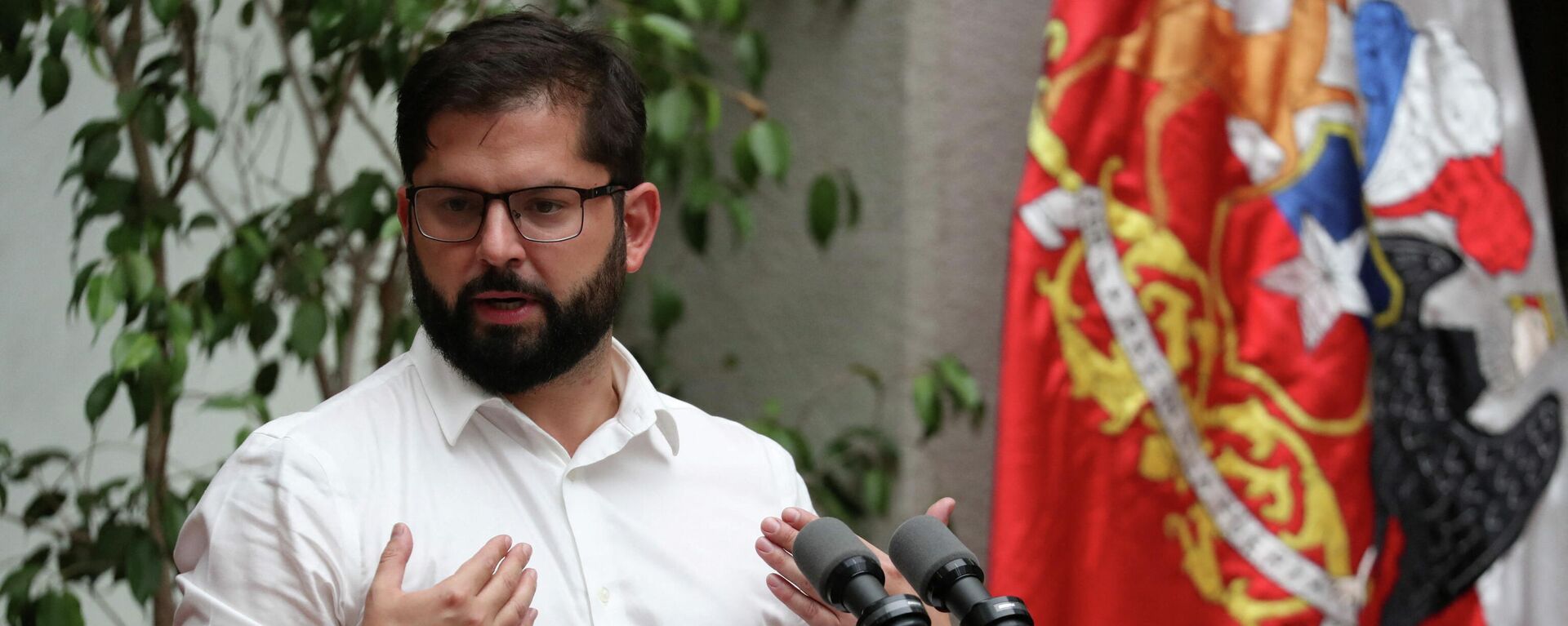 O presidente do Chile, Gabriel Boric, participa de uma entrevista coletiva com correspondentes estrangeiros no Palácio La Moneda em Santiago, Chile, em 14 de março de 2022 - Sputnik Brasil, 1920, 14.03.2022