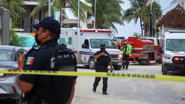 Policiais cercam o local onde ocorreu a explosão de um tanque de gás no restaurante Kool Beach, em Playa del Carmen, México, em 14 de março de 2022. - Sputnik Brasil