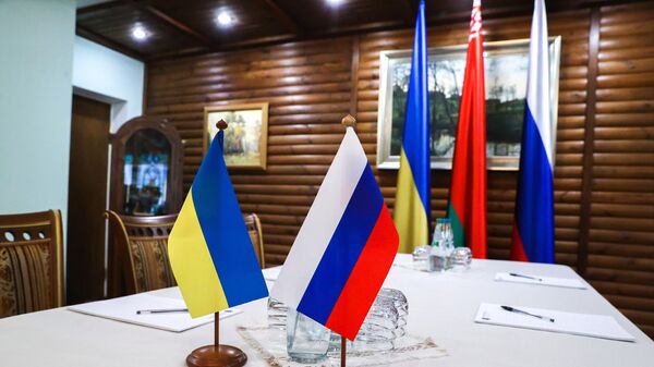 Bandeiras ucraniana e russa na mesa antes das negociações Kiev-Moscou em Belarus, 7 de março de 2022. - Sputnik Brasil