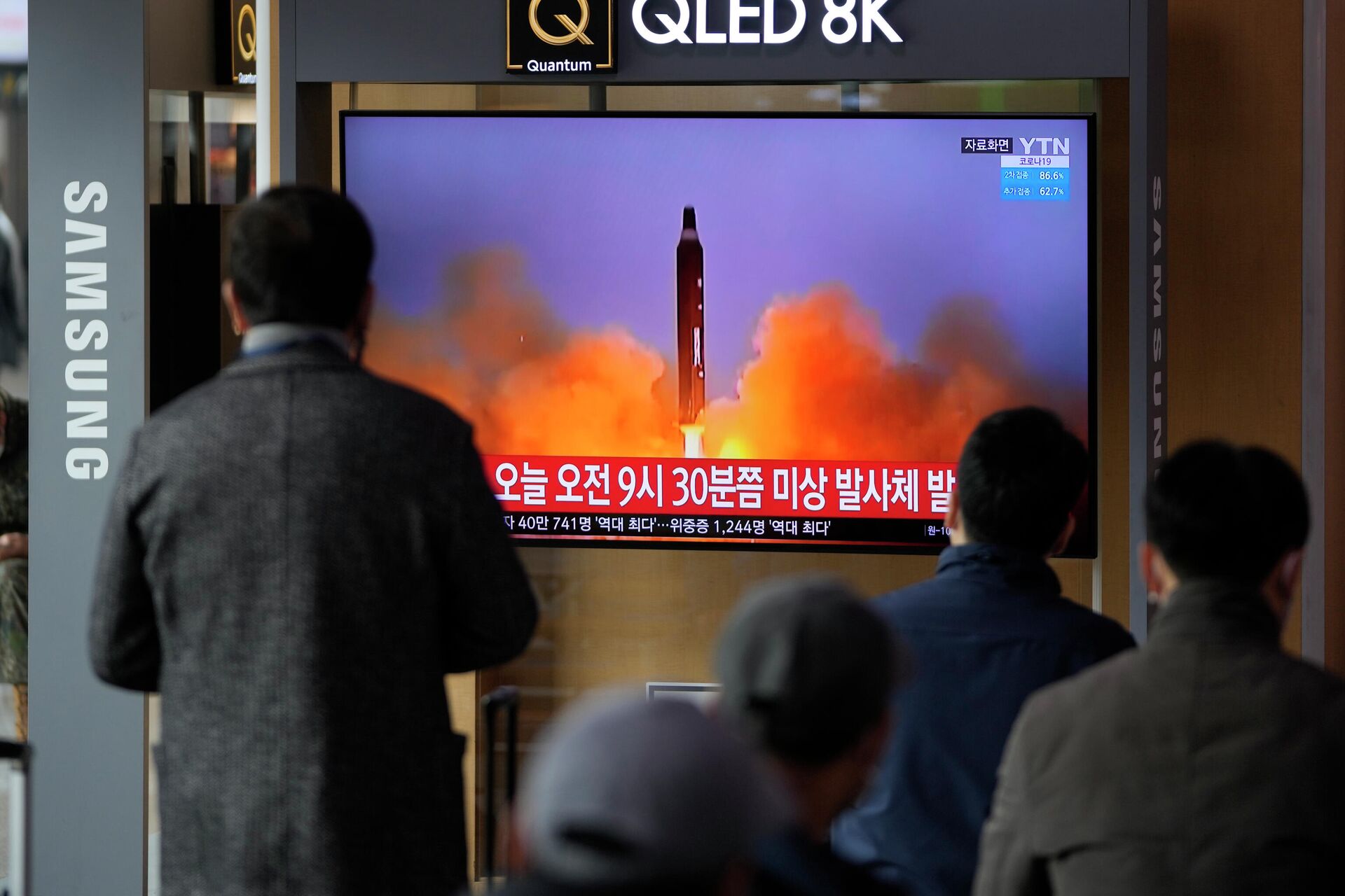 Sul-coreanos veem reportagem sobre o lançamento de míssil da Coreia do Norte, estação ferroviária em Seul, 16 de março de 2022 - Sputnik Brasil, 1920, 04.05.2022