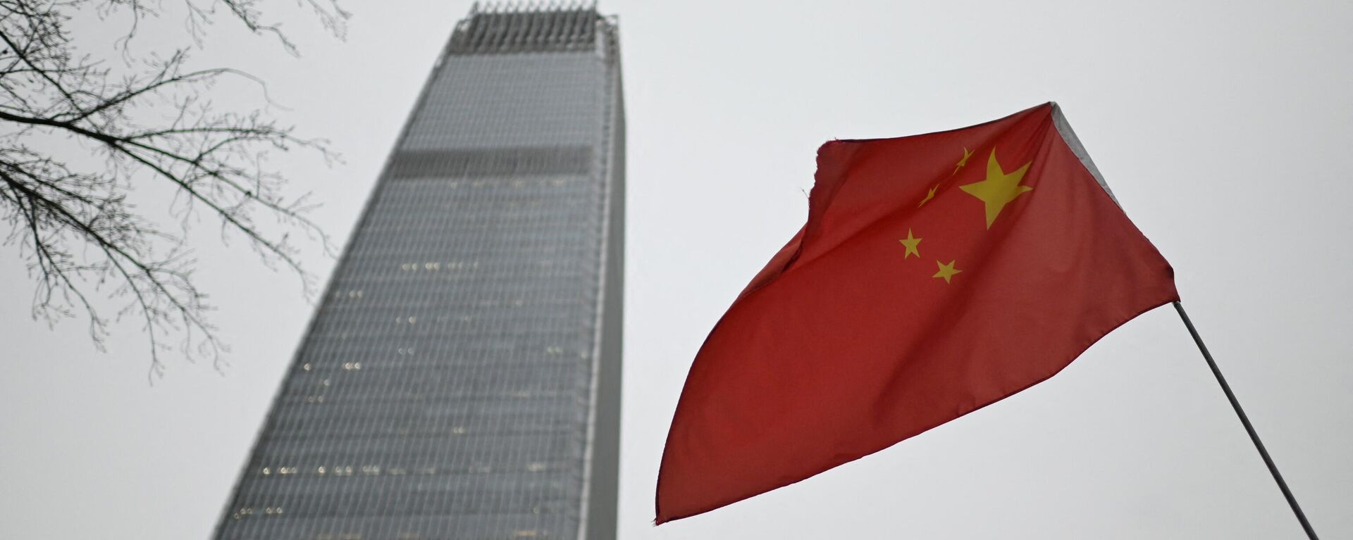 A bandeira chinesa tremula perto da Torre 3 do China World Trade Center em Pequim, 29 de novembro de 2021 - Sputnik Brasil, 1920, 19.03.2022