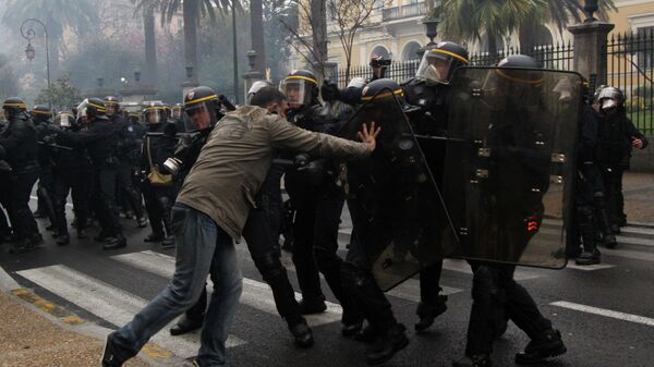 Um manifestante confronta policiais franceses em meio a um protesto contra a decisão do tribunal de apelação francês de condenar Yvan Colonna - Sputnik Brasil