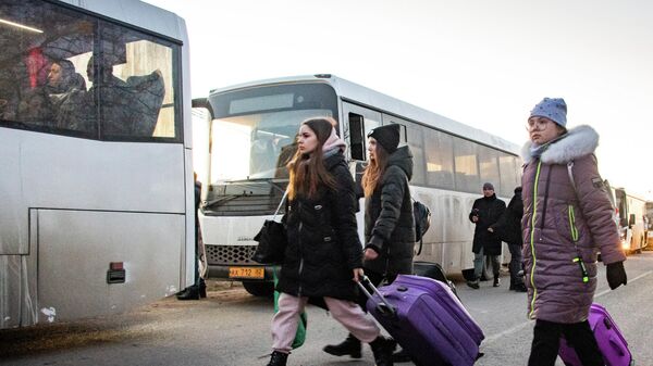 Em Armyansk, na fronteira entre Rússia e Ucrânia na região da Crimeia, refugiados de Kherson deixam o território ucraniano com suporte de militares russos, em 12 de março de 2022. - Sputnik Brasil