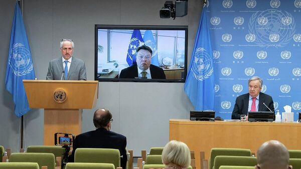 À esquerda, Stéphane Dujarric, porta-voz do secretário-geral da ONU (António Guterres, à direita), em uma coletiva de imprensa conjunta em Nova York, 19 de abril de 2021. - Sputnik Brasil