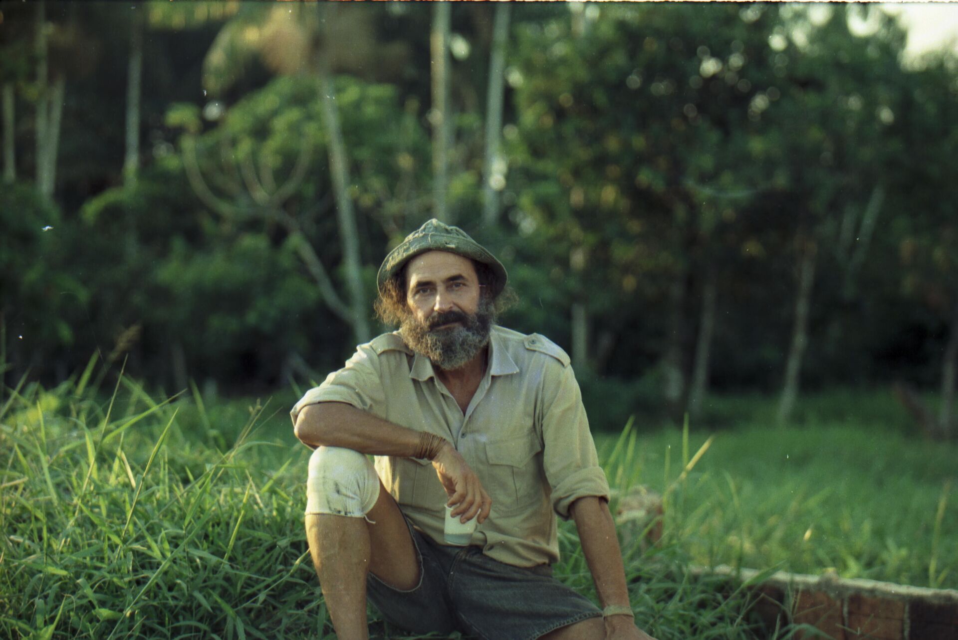 Indigenista, ativista social e etnógrafo Sydney Possuelo, antes de entrar na selva para tentar contato com a tribo dos índios casseteiros no Alto do Javari, foto de 1996 - Sputnik Brasil, 1920, 18.03.2022