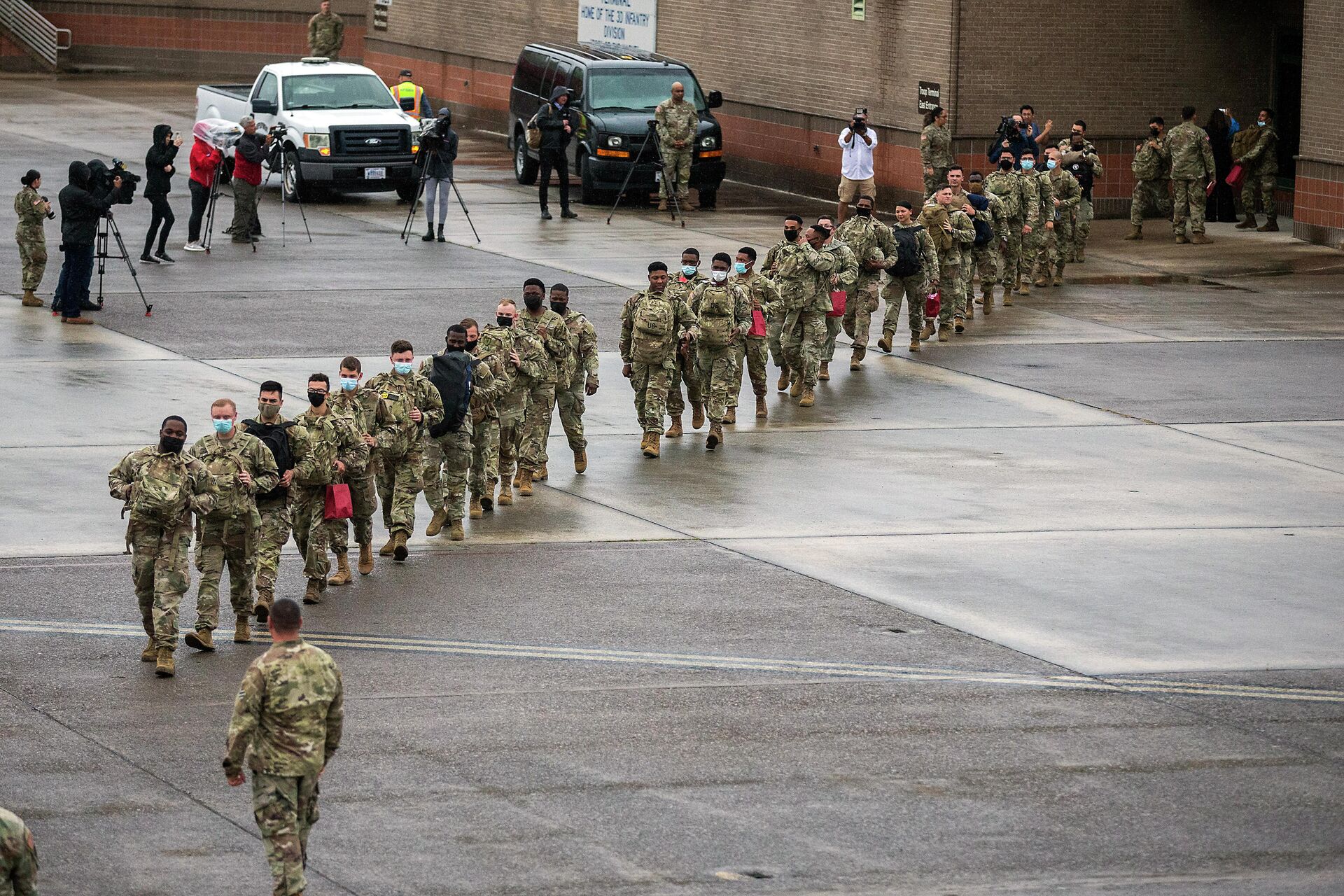 Soldados do Batalhão de Suporte de Sustentação da 87ª Divisão do Exército dos EUA, Brigada de Sustentação da 3ª Divisão, caminham para um avião fretado para seguir à Europa, 11 de março de 2022 - Sputnik Brasil, 1920, 18.03.2022