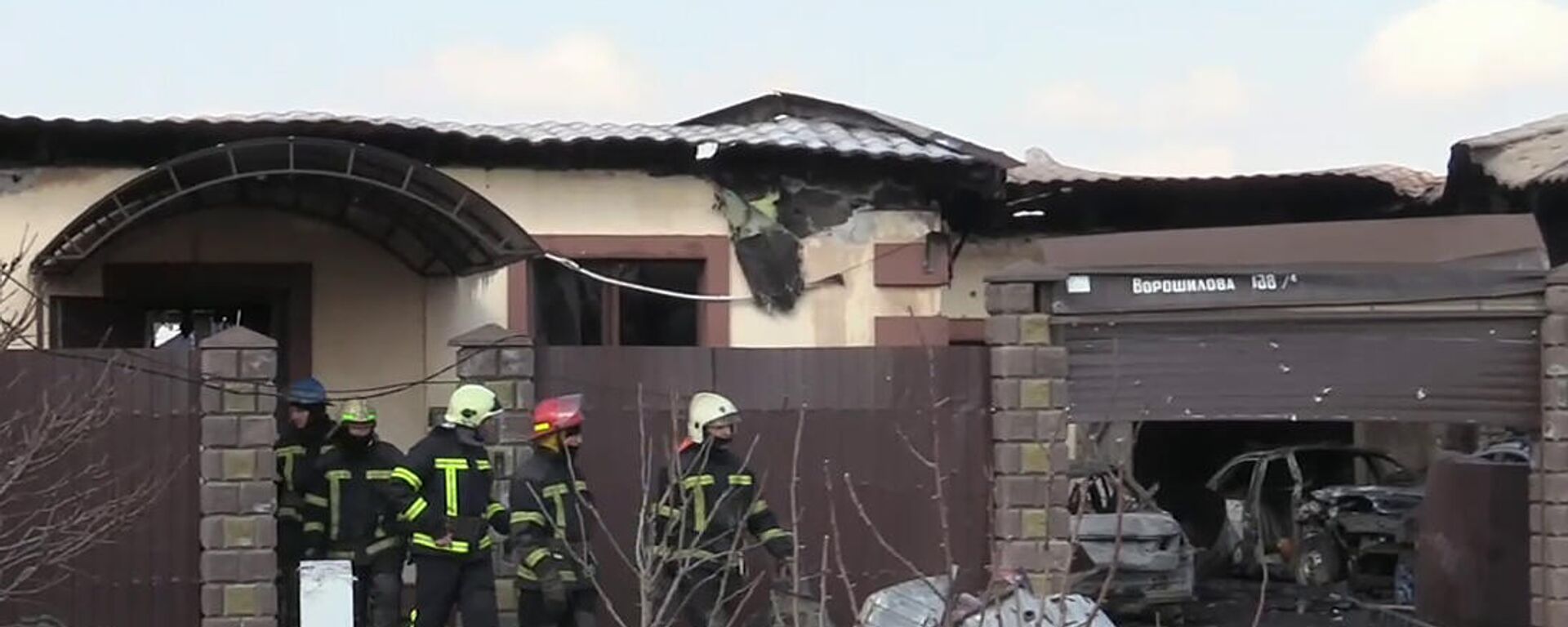 Casa atingida por fragmentos de mísseis Tochka-U lançados por militares ucranianos desde os arredores de Zaporozhie para áreas residenciais de Melitopol, Ucrânia, foto publicada em 18 de março de 2022 - Sputnik Brasil, 1920, 18.03.2022