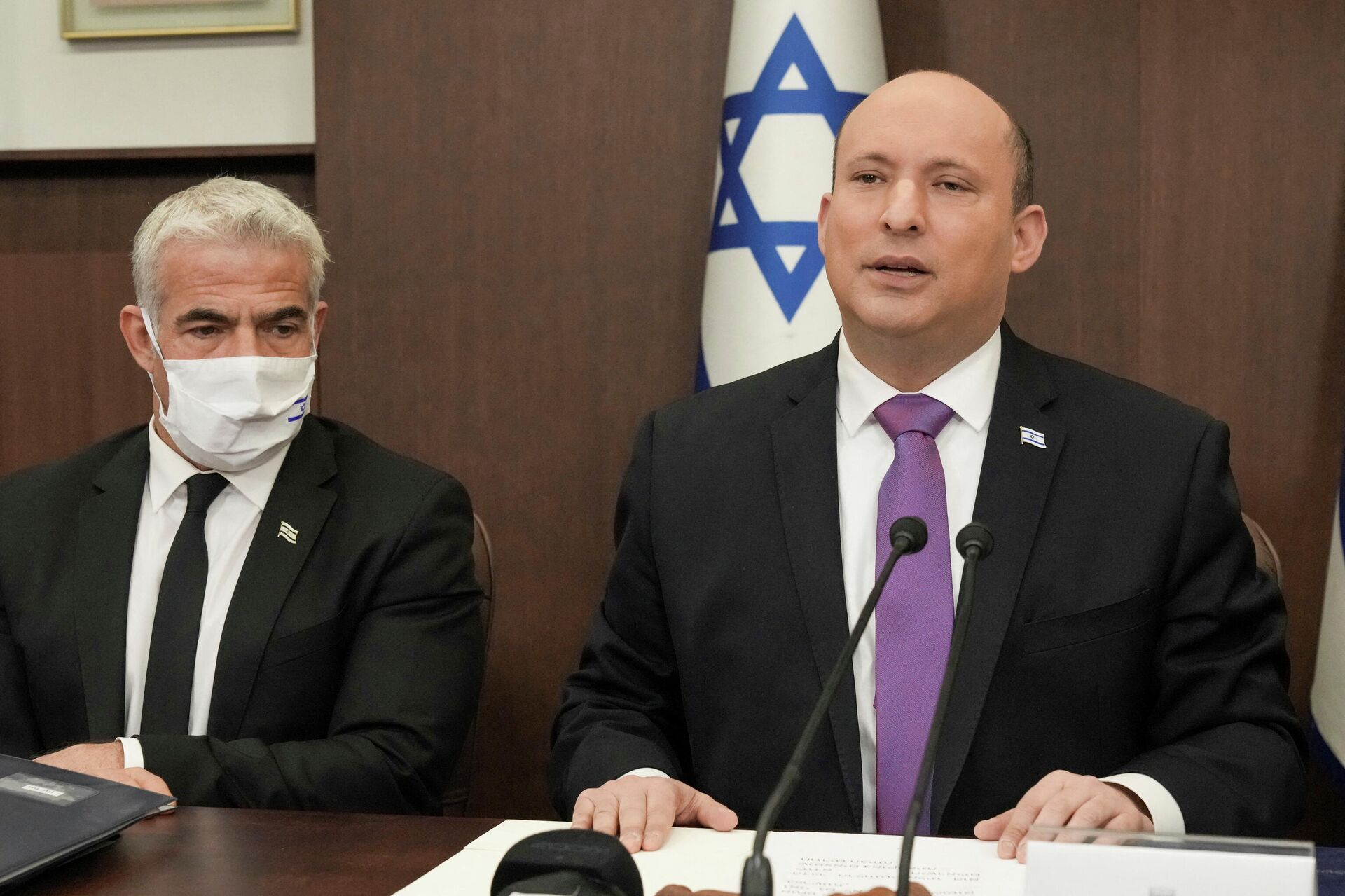 O primeiro-ministro israelense, Naftali Bennett, preside a reunião semanal do gabinete com o ministro das Relações Exteriores israelense, Yair Lapid, em Jerusalém, 20 de fevereiro de 2022 - Sputnik Brasil, 1920, 18.03.2022