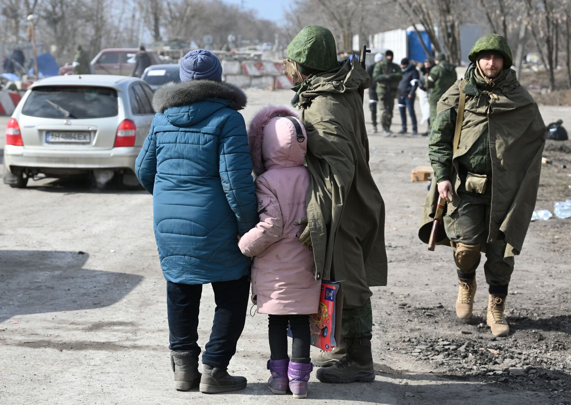 Militar da Milícia Popular de Donetsk fala com refugiados na saída da cidade de Mariupol 
 - Sputnik Brasil, 1920, 20.03.2022