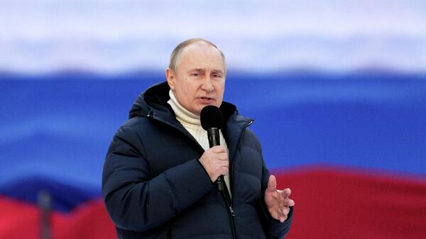 Vladimir Putin, presidente russo, dá discurso em concerto marcando o oitavo aniversário da reintegração da Crimeia na Rússia no Estádio Luzhniki em Moscou, Rússia, 18 de março de 2022 - Sputnik Brasil