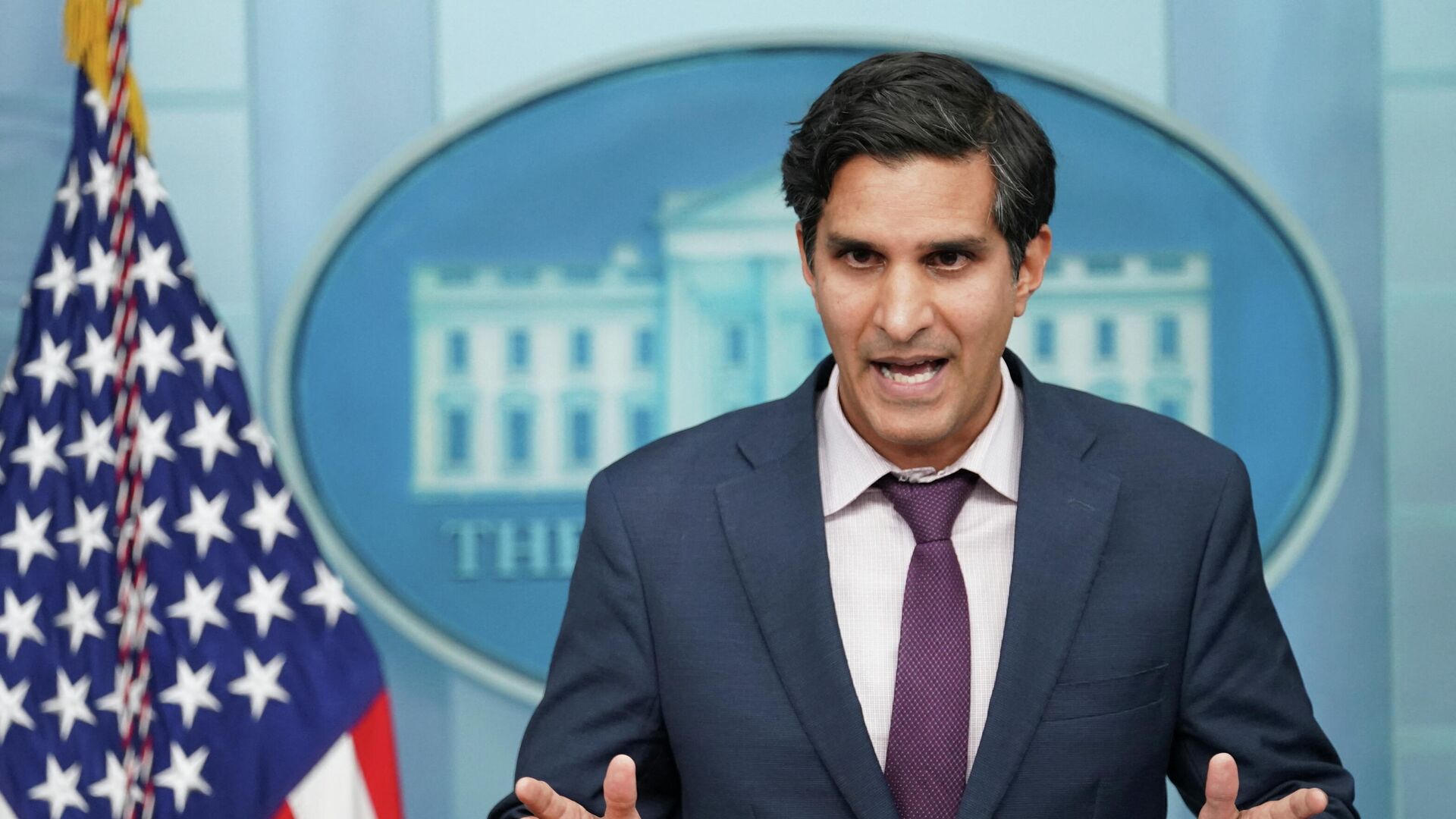 Em Washington, nos EUA, o vice-conselheiro de segurança-nacional para economia internacional da Casa Branca, Daleep Singh, fala durante coletiva de imprensa, em 22 de fevereiro de 2022 Em Washington, nos EUA, o vice-conselheiro de segurança-nacional para economia internacional da Casa Branca, Daleep Singh, fala durante coletiva de imprensa, em 22 de fevereiro de 2022 - Sputnik Brasil, 1920, 21.03.2022