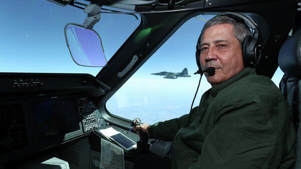 Walter Braga Netto, então ministro da Defesa, a bordo da aeronave KC-390, em 30 de outubro de 2021 - Sputnik Brasil