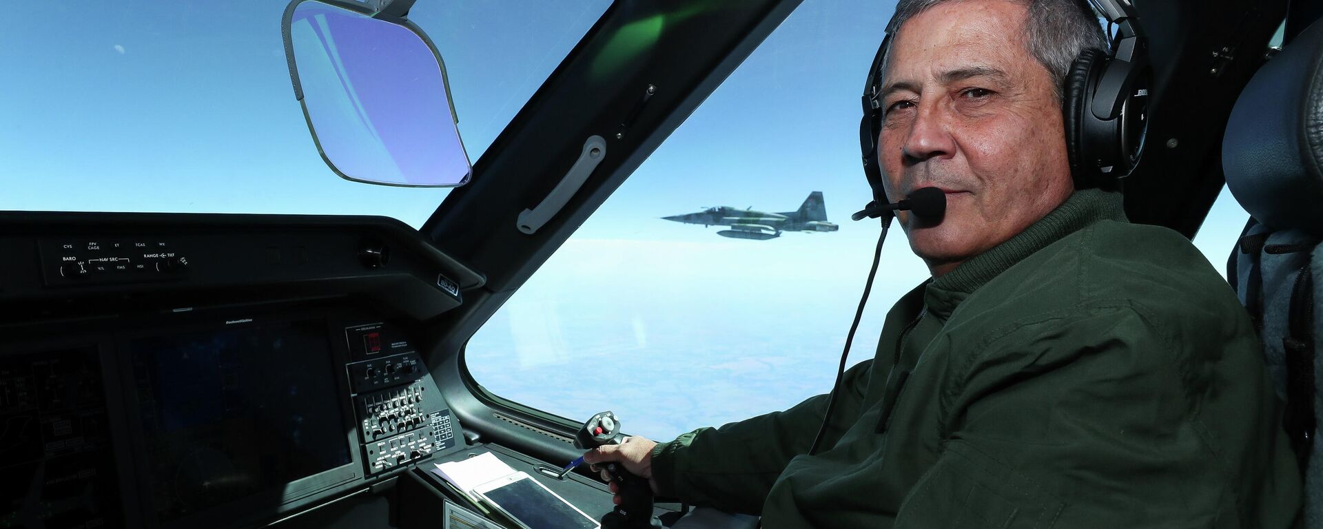 Walter Braga Netto, então ministro da Defesa, a bordo da aeronave KC-390, em 30 de outubro de 2021 - Sputnik Brasil, 1920, 22.05.2025